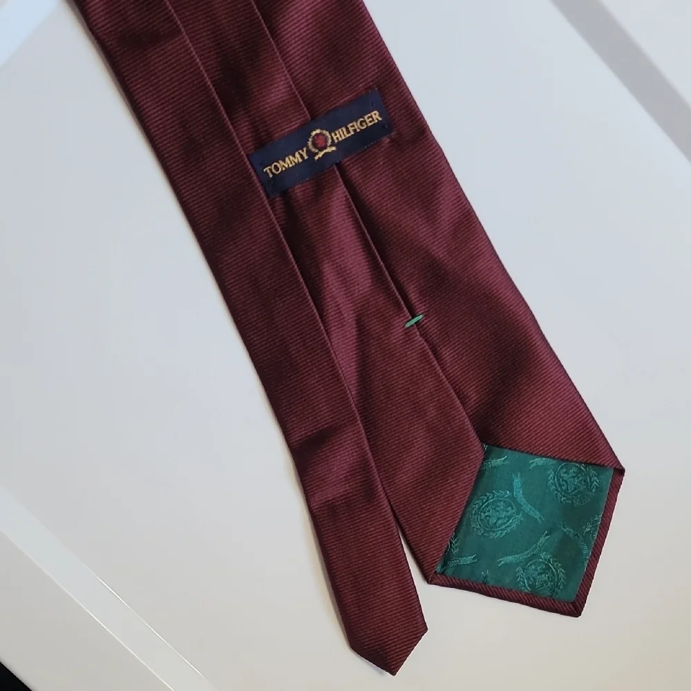 Vtg Tommy Hilfiger Italian Silk Burgundy Crest‎ Tie